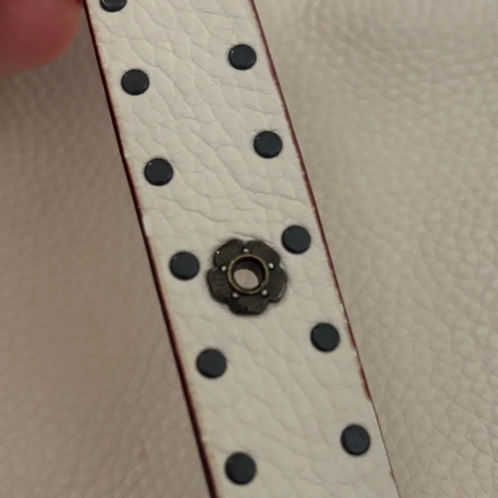 Coach Special Edition Leather Hobo Shoulder Bag in Cream with Riveted Strap - Picture 4 of 10